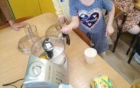 Pieczenie Gofr&oacute;w w Przedszkolu w Radkowicach z wykorzystaniem sprzętu i wyposażenia zakupionego z projektu ,,Laboratoria przyszłości&rdquo;. 9
