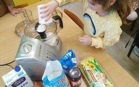 Pieczenie Gofr&oacute;w w Przedszkolu w Radkowicach z wykorzystaniem sprzętu i wyposażenia zakupionego z projektu ,,Laboratoria przyszłości&rdquo;. 10