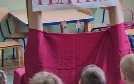 Dzień Teatru u przedszkolak&oacute;w z Publicznej Szkole Podstawowej w Łomnie 1