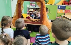 Dzień Teatru u przedszkolak&oacute;w z Publicznej Szkole Podstawowej w Łomnie 9