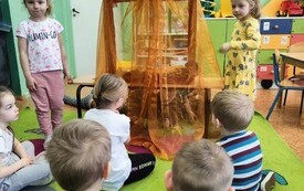 Dzień Teatru u przedszkolak&oacute;w z Publicznej Szkole Podstawowej w Łomnie 11