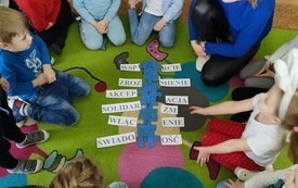 Dzień Świadomości Autyzmu u przedszkolak&oacute;w z Publicznej Szkoły Podstawowej w Łomnie 2