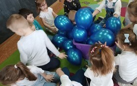 Dzień Świadomości Autyzmu u przedszkolak&oacute;w z Publicznej Szkoły Podstawowej w Łomnie 9