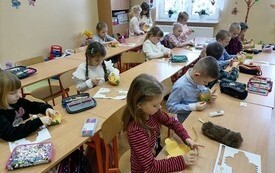 Przygotowania do Świąt Wielkanocnych u przedszkolak&oacute;w z Chybic. 10