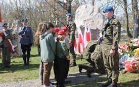 VIII KIELECKI MARSZ KATYŃSKI Z UDZIAŁEM UCZNI&Oacute;W NASZEJ SZKOŁY 3