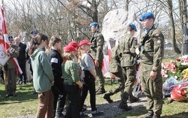 VIII KIELECKI MARSZ KATYŃSKI Z UDZIAŁEM UCZNI&Oacute;W NASZEJ SZKOŁY 4