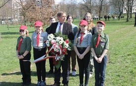 VIII KIELECKI MARSZ KATYŃSKI Z UDZIAŁEM UCZNI&Oacute;W NASZEJ SZKOŁY 7
