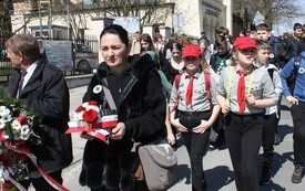 VIII KIELECKI MARSZ KATYŃSKI Z UDZIAŁEM UCZNI&Oacute;W NASZEJ SZKOŁY 10