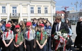 VIII KIELECKI MARSZ KATYŃSKI Z UDZIAŁEM UCZNI&Oacute;W NASZEJ SZKOŁY 11