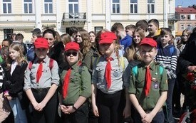 VIII KIELECKI MARSZ KATYŃSKI Z UDZIAŁEM UCZNI&Oacute;W NASZEJ SZKOŁY 12