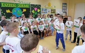 Chybickie przedszkolaki pamiętają o Święcie Ziemi 15