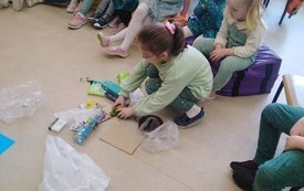 Dzień Ziemi w Przedszkolu w Radkowicach z wykorzystaniem sprzętu i wyposażenia zakupionego z projektu ,,Laboratoria przyszłości&rdquo;. 5