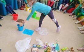 Dzień Ziemi w Przedszkolu w Radkowicach z wykorzystaniem sprzętu i wyposażenia zakupionego z projektu ,,Laboratoria przyszłości&rdquo;. 7