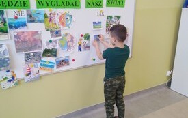 Dzień Ziemi w Przedszkolu w Radkowicach z wykorzystaniem sprzętu i wyposażenia zakupionego z projektu ,,Laboratoria przyszłości&rdquo;. 11
