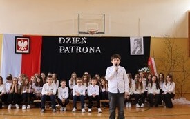 Dzień Patrona w Publicznej Szkole Podstawowej  im. Feliksa Szczęsnego Karnickiego w Chybicach 16