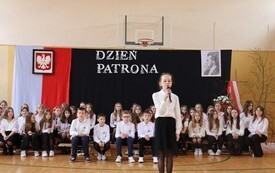 Dzień Patrona w Publicznej Szkole Podstawowej  im. Feliksa Szczęsnego Karnickiego w Chybicach 17