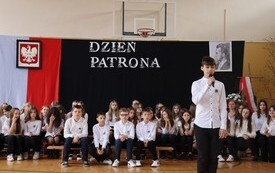 Dzień Patrona w Publicznej Szkole Podstawowej  im. Feliksa Szczęsnego Karnickiego w Chybicach 23