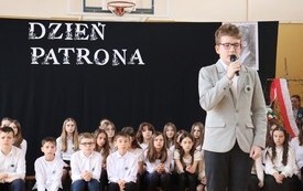 Dzień Patrona w Publicznej Szkole Podstawowej  im. Feliksa Szczęsnego Karnickiego w Chybicach 25