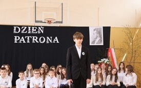 Dzień Patrona w Publicznej Szkole Podstawowej  im. Feliksa Szczęsnego Karnickiego w Chybicach 36