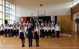 Dzień Patrona w Publicznej Szkole Podstawowej  im. Feliksa Szczęsnego Karnickiego w Chybicach 41