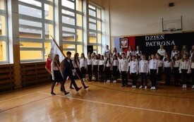Dzień Patrona w Publicznej Szkole Podstawowej  im. Feliksa Szczęsnego Karnickiego w Chybicach 42