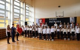 Dzień Patrona w Publicznej Szkole Podstawowej  im. Feliksa Szczęsnego Karnickiego w Chybicach 43