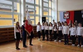 Dzień Patrona w Publicznej Szkole Podstawowej  im. Feliksa Szczęsnego Karnickiego w Chybicach 44