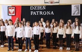 Dzień Patrona w Publicznej Szkole Podstawowej  im. Feliksa Szczęsnego Karnickiego w Chybicach 45