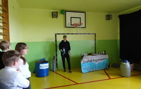 Pokazy fizyczno - chemiczne z grupą " Zaelektryzowani" 3