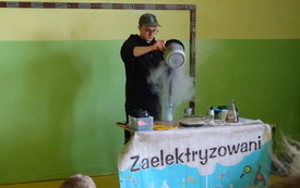 Pokazy fizyczno - chemiczne z grupą " Zaelektryzowani" 6