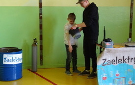 Pokazy fizyczno - chemiczne z grupą " Zaelektryzowani" 7