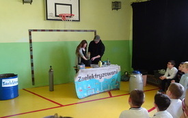 Pokazy fizyczno - chemiczne z grupą " Zaelektryzowani" 9