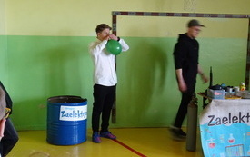 Pokazy fizyczno - chemiczne z grupą " Zaelektryzowani" 10