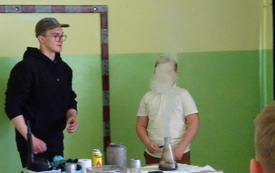 Pokazy fizyczno - chemiczne z grupą " Zaelektryzowani" 11