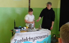 Pokazy fizyczno - chemiczne z grupą " Zaelektryzowani" 12