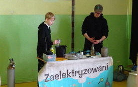 Pokazy fizyczno - chemiczne z grupą " Zaelektryzowani" 13