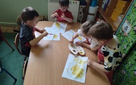 Święta Majowe u przedszkolak&oacute;w - PSP Łomno 6