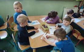 Święta Majowe u przedszkolak&oacute;w - PSP Łomno 9