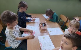 Święta Majowe u przedszkolak&oacute;w - PSP Łomno 10