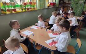 Święta Majowe u przedszkolak&oacute;w - PSP Łomno 16