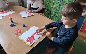 Święta Majowe u przedszkolak&oacute;w - PSP Łomno 19
