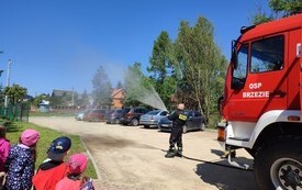 Wizyta strażak&oacute;w - Publiczna Szkoła Podstawowa w Łomnie 5