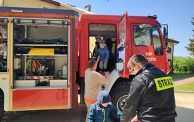 Wizyta strażak&oacute;w - Publiczna Szkoła Podstawowa w Łomnie 7