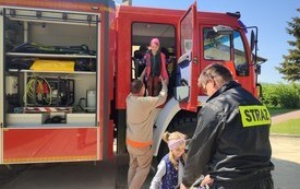 Wizyta strażak&oacute;w - Publiczna Szkoła Podstawowa w Łomnie 8