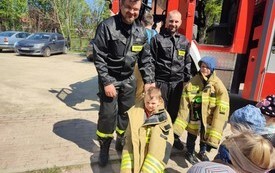 Wizyta strażak&oacute;w - Publiczna Szkoła Podstawowa w Łomnie 12