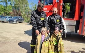Wizyta strażak&oacute;w - Publiczna Szkoła Podstawowa w Łomnie 15