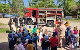 Wizyta strażak&oacute;w - Publiczna Szkoła Podstawowa w Łomnie 20