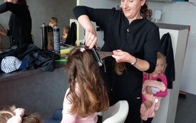 Wizyta przedszkolak&oacute;w z Publicznej Szkoły Podstawowej w Radkowicach w zakładzie fryzjerskim. 2