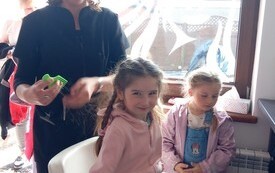 Wizyta przedszkolak&oacute;w z Publicznej Szkoły Podstawowej w Radkowicach w zakładzie fryzjerskim. 3