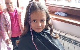 Wizyta przedszkolak&oacute;w z Publicznej Szkoły Podstawowej w Radkowicach w zakładzie fryzjerskim. 4